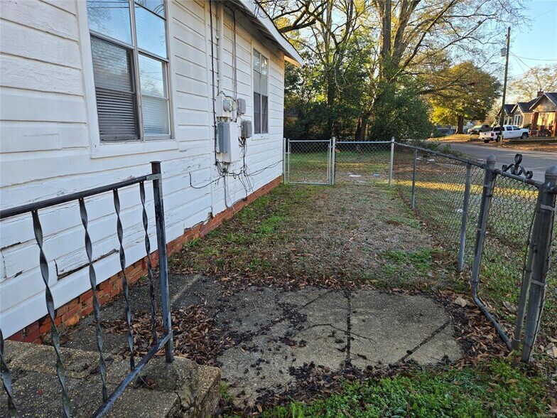 Building Photo - 2300 Plum St