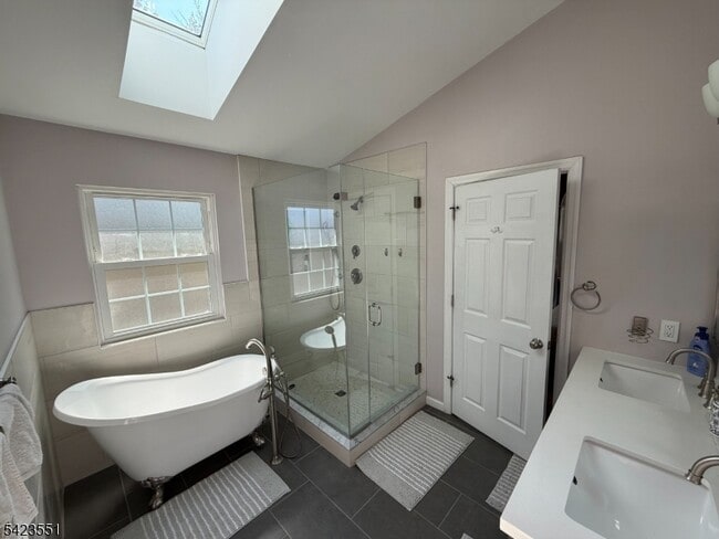 Building Photo - 2 Sapphire Ln