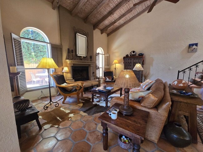 Building Photo - Furnished, 6-12 month rental