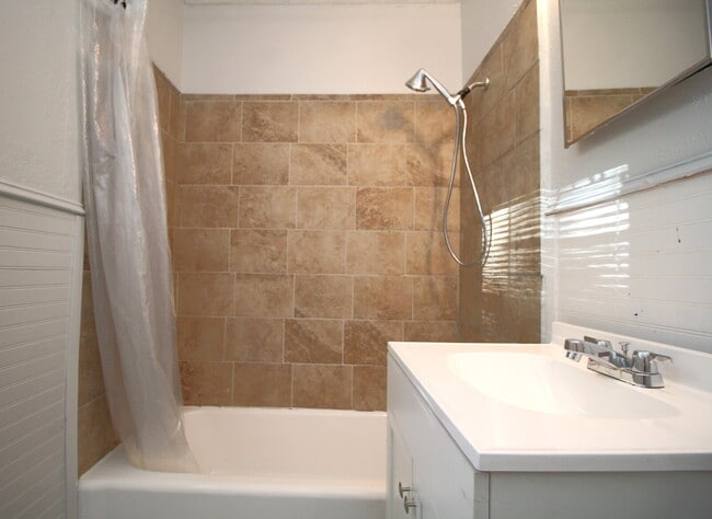 Building Photo - 3BR/2BA Home with Bonus Room & Fenced Yard...