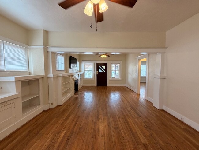 Building Photo - 1030 E 7th St