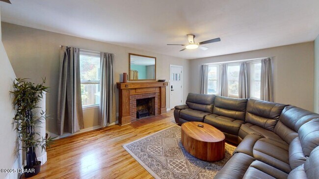 Building Photo - 425 Wisteria Rd