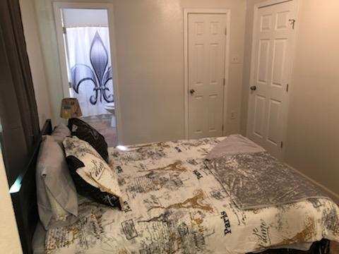 Master bed/bath - 2733 Amelia St