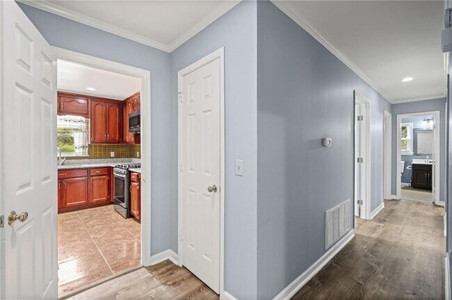 Building Photo - 3535 Stonewall Dr NW