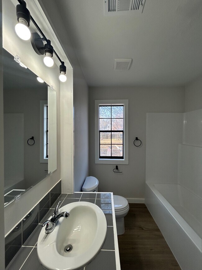 Building Photo - 117 S Main St