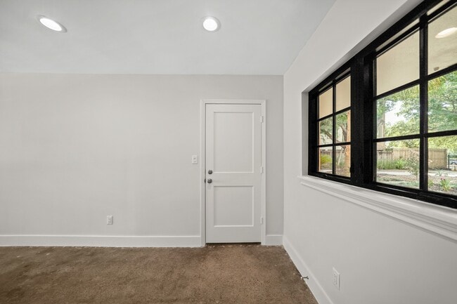 Building Photo - 520 Lovett Blvd