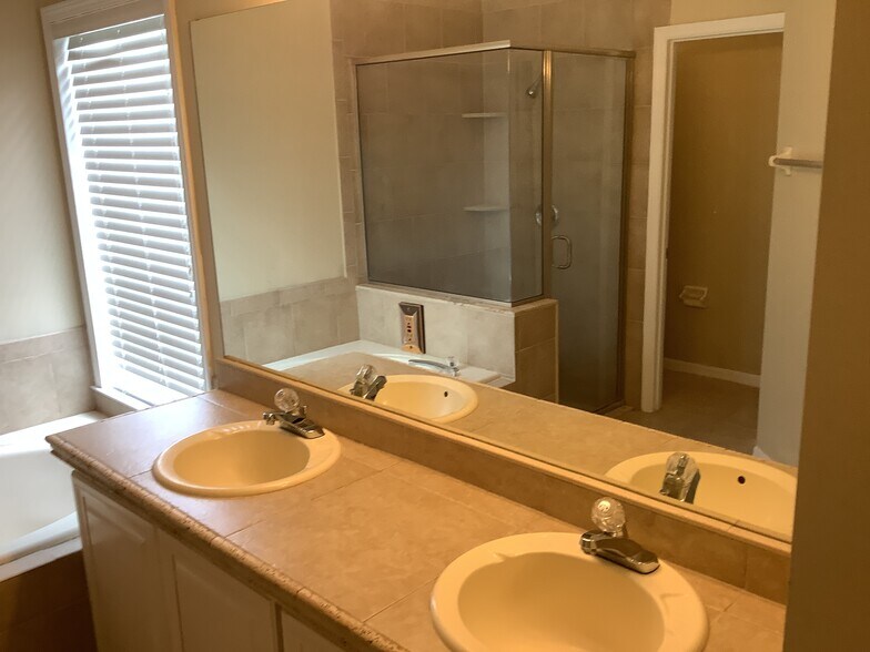 Building Photo - 181 Johns Glen Dr