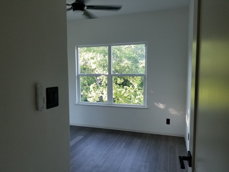 Upper Unit BR2 - 1008 E 49th St