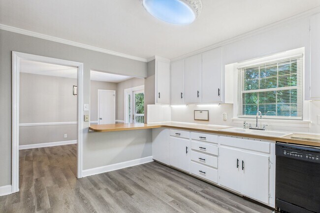 Building Photo - Large Home in Guilford Hills, Hardwood Flo...