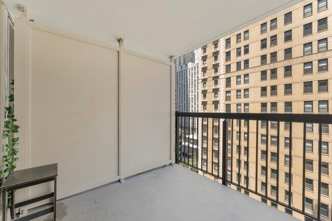 Building Photo - 201 E Chestnut St