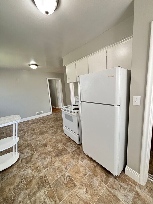 Building Photo - August Rent Free! 5 Bed 2 Bath Single Fami...