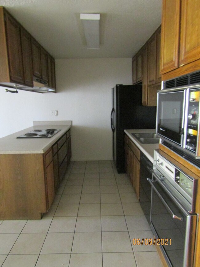 Building Photo - Centrally Located Large Two Story Condo wi...