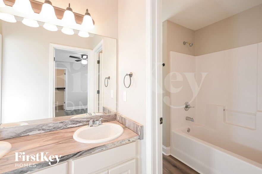 Building Photo - 1921 Roxey Ln