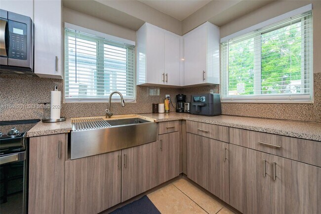 Building Photo - 2925 NW 11th Ave