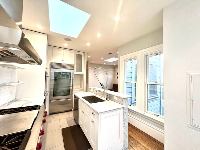 Building Photo - Welcome to North Beach! Premier 1 bed/ 2 B...