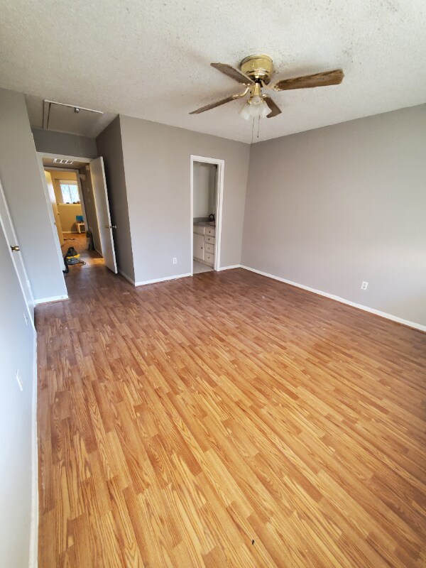 Building Photo - 1016 E Tri Oaks Ln