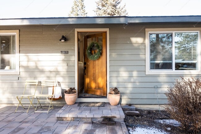 Building Photo - Ranch Style Northeast Bend 3 BR - 2 BA