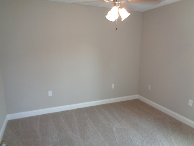 Building Photo - A RARE FIND! 4/2 Near I75 4 Bedroom 2 Bath...