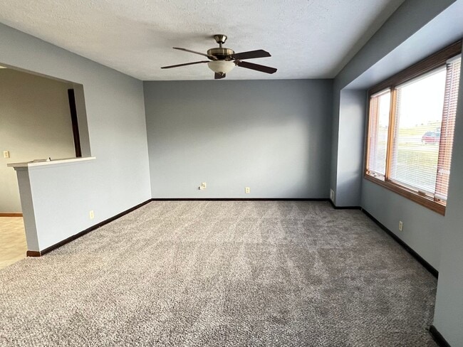 Building Photo - Beautiful walk-out ranch!