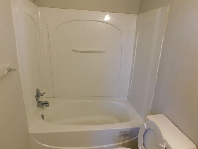 Building Photo - 5820 Briarwood - Ready for move in!!