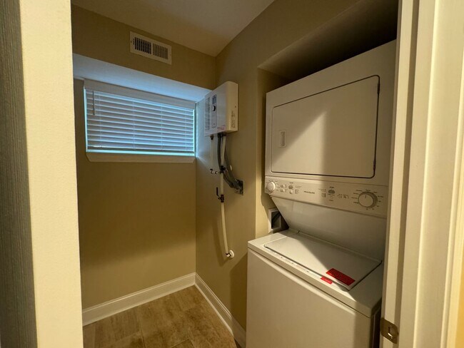 Building Photo - Freshly Renovated Two Bedroom One Bath Apa...