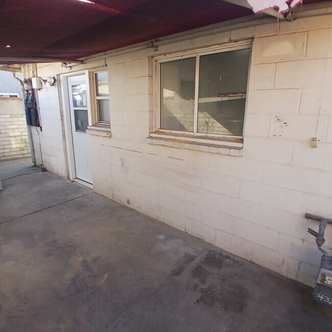 Building Photo - 434 S Del Mar Ave