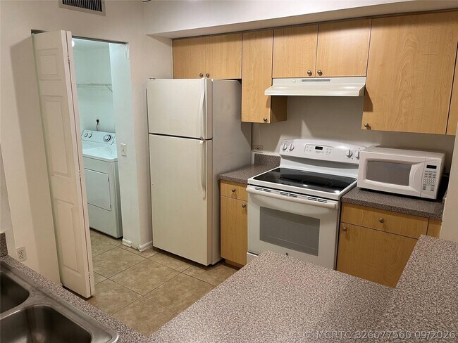 Building Photo - 913 Villa Cir