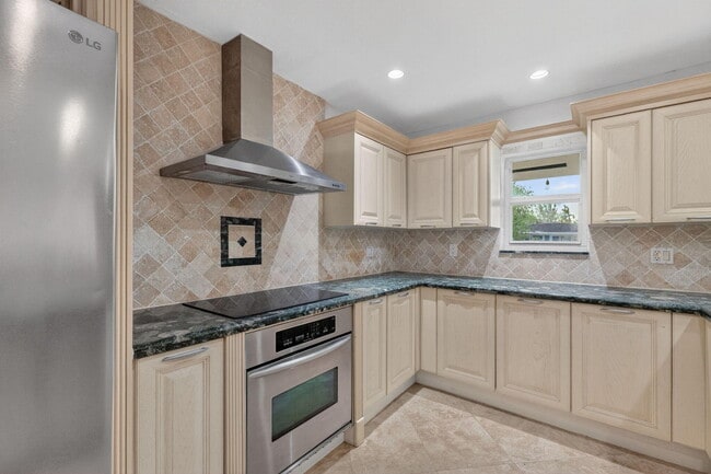 Building Photo - 2213 NE 16th St