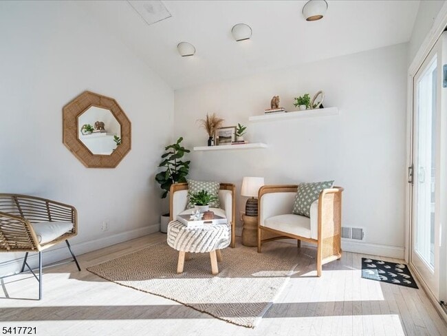 Building Photo - 15 Windemere Rd