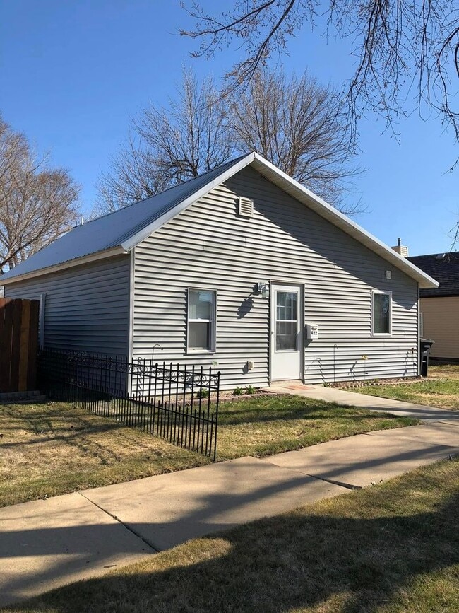 Building Photo - Cute House for Rent in quiet neighborhood