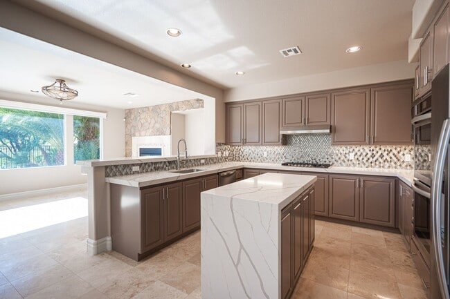 Building Photo - Live The Red Rock Country Club Lifestyle!!