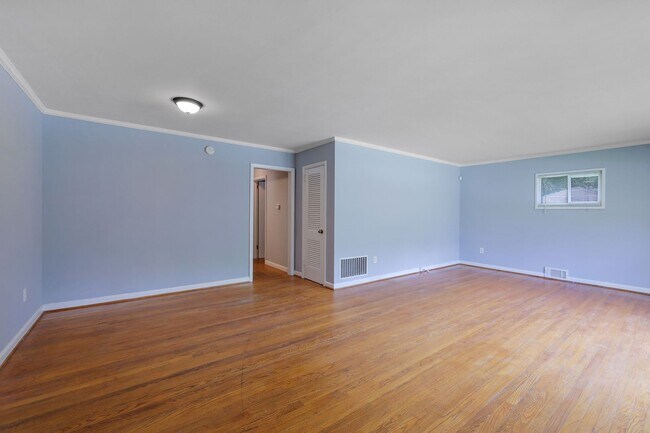 Building Photo - 1260 Shore Dr SW