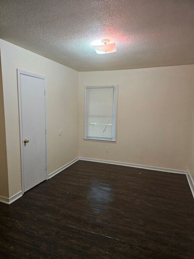 Building Photo - 2430 Oak Ridge St