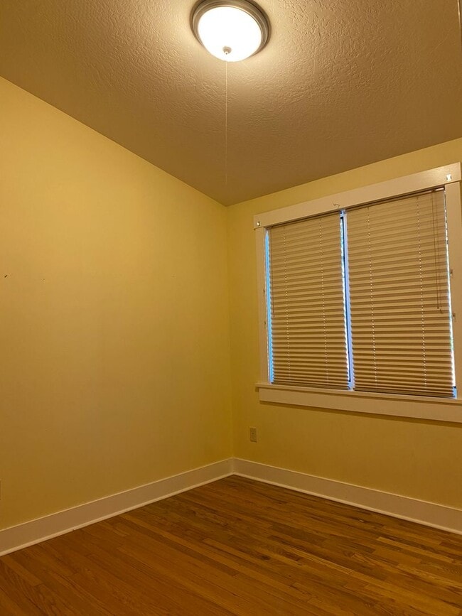 Building Photo - Beautiful 2bdr Bungalow Near Downtown