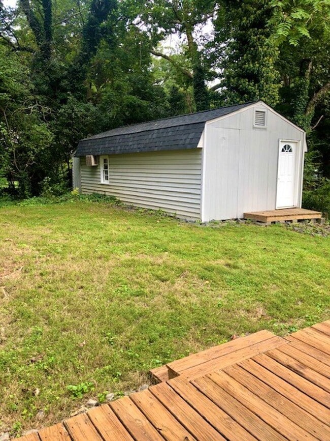 Building Photo - 725 Ashview Dr