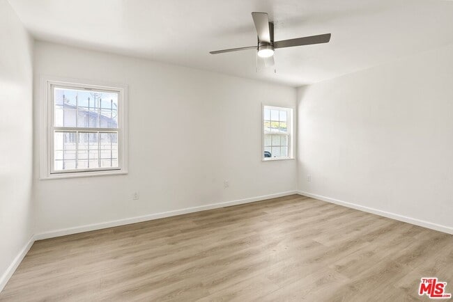 Building Photo - 820 W 98th St