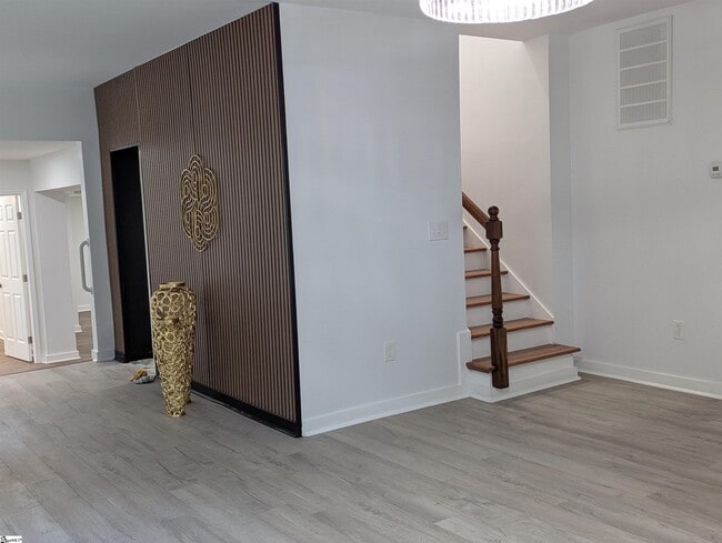 Building Photo - 2115 Oakhurst Cir