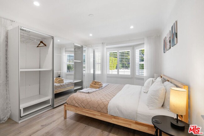 Building Photo - 5439 Carpenter Ave