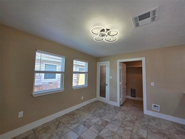 Building Photo - 2306 19th Ave N