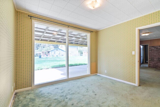 Building Photo - Quaint, inviting 4-bdrm/2-bath home in Cloverdale. Serene living, huge yard, covered patio