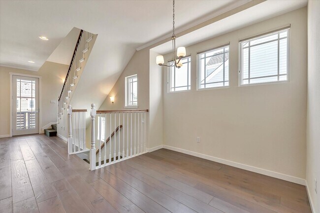 Building Photo - WOW! GREAT HOME! Mountain View!