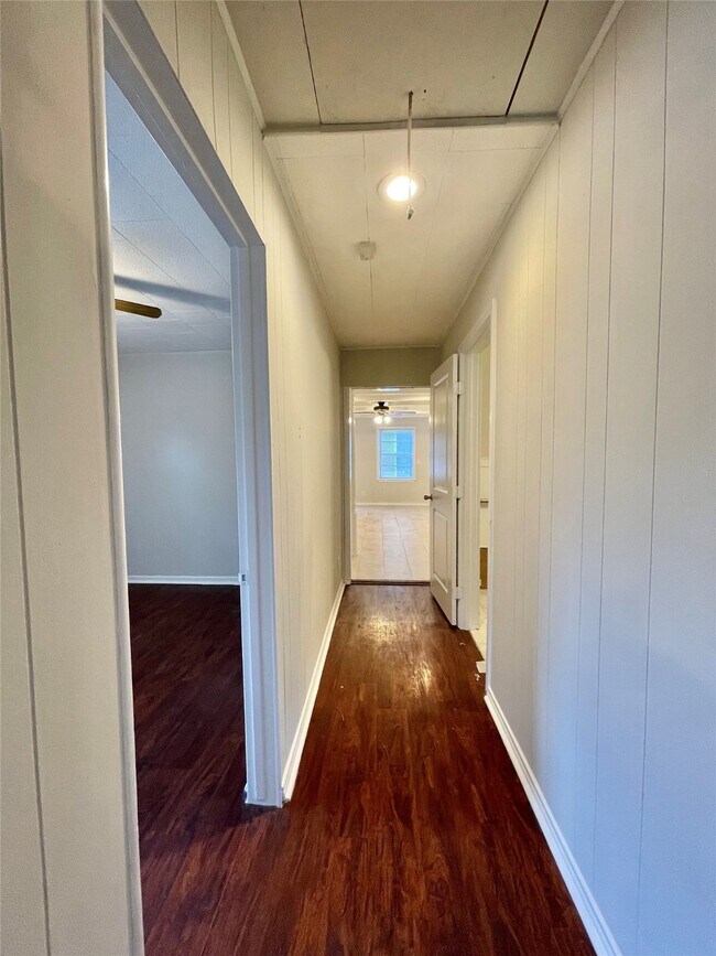 Building Photo - 1112 Southampton Dr