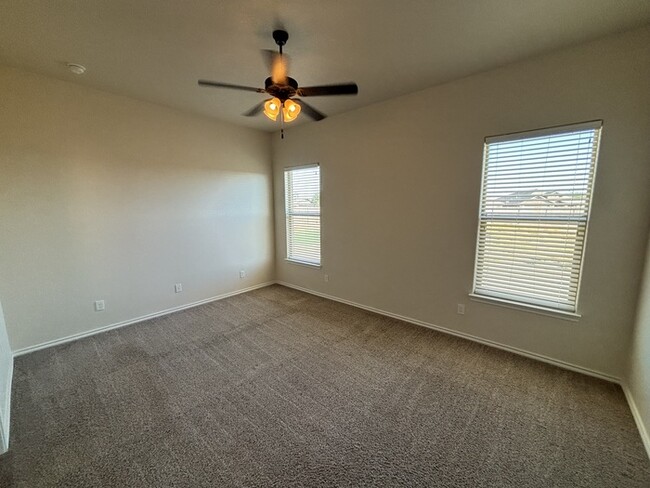 Building Photo - 3 bed 2 bath with 2 car garage located in ...