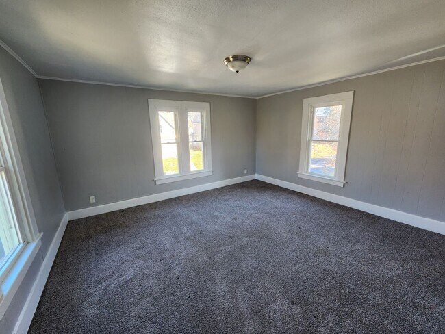 Building Photo - 4 bed 1 bath house