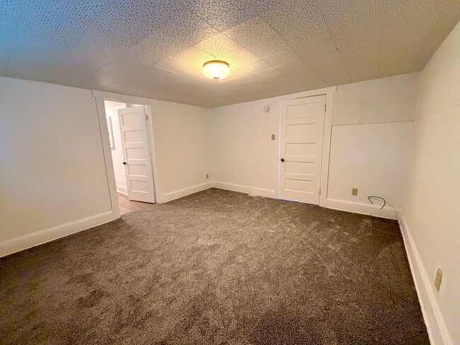 Building Photo - Vintage Home in an unbelievable location