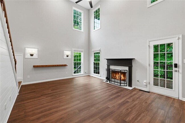 Building Photo - 1106 Glenrose St SE