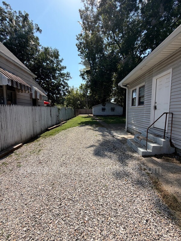 Building Photo - 2832 Dennison St