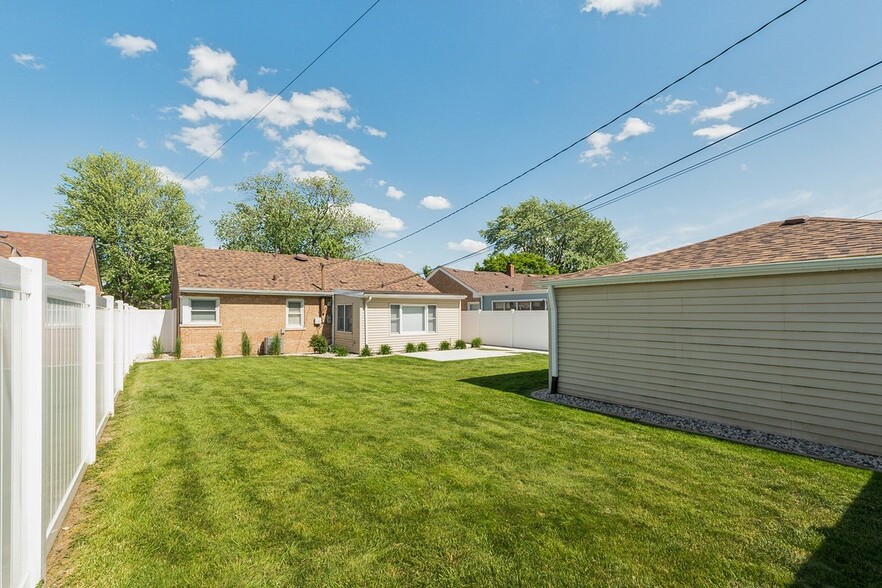 Building Photo - 9604 S Knox Ave