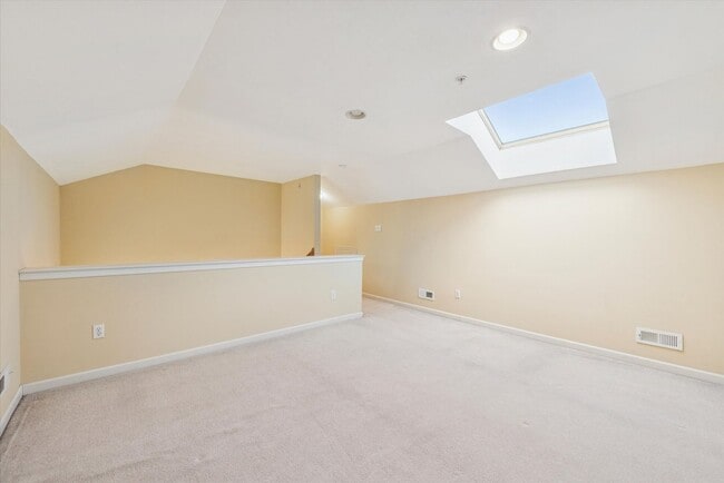 Building Photo - Avaible now, 3B/2.5B Townhome in Whiteland Woods!