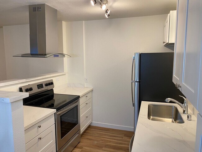 Building Photo - Updated 2bed/1bath Apartment in Prime Redmond Location!